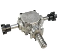 RN02-095_przekladnia-dwustronna-aluminiowa-1-1-35-do-zespolu-przekladni-r-770-rozsiewacze-dwutarczowe-3-alb-s-770-univversal.webp